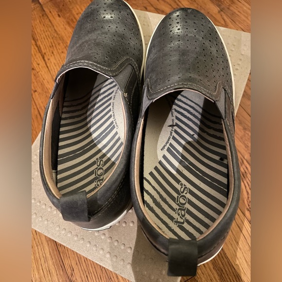 Like new Taos slip ons! Comfy Taos slides for the spring! - Picture 2 of 4